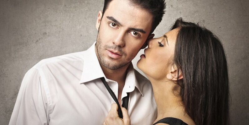 djevojka zavodi muškarca koji povećava potenciju